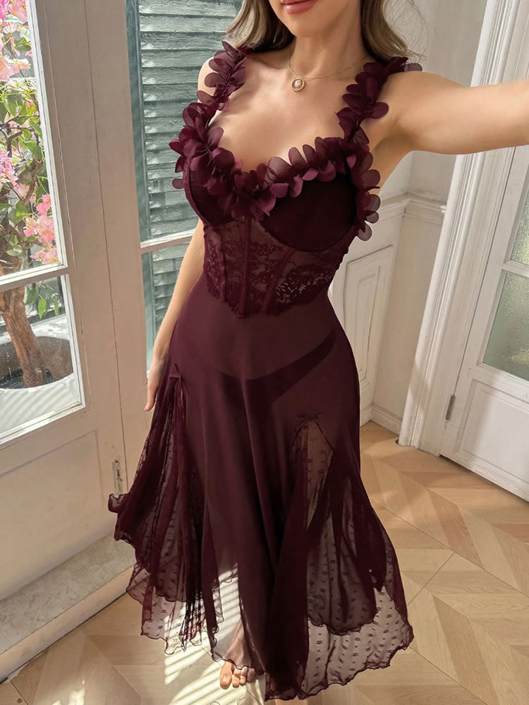 Abito lungo in chiffon bordeaux con bustier a volant e motivi floreali