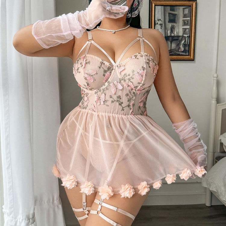 Babydoll grande taille à fleurs rose poudré avec porte-jarretelles et fleurs en 3D